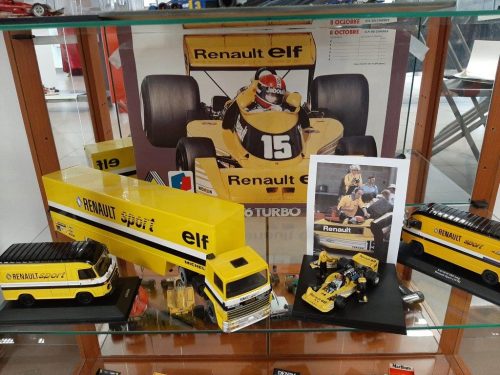 77-stand-renault